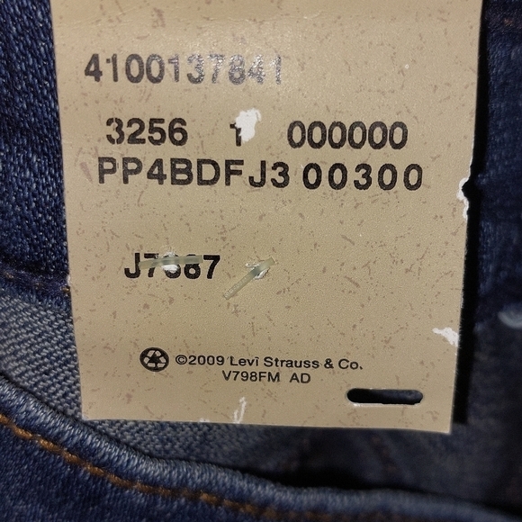 Levis Strauss Bermuda Misses Perfectly Slimming Shorts Size 10 NWT - Picture 6 of 10